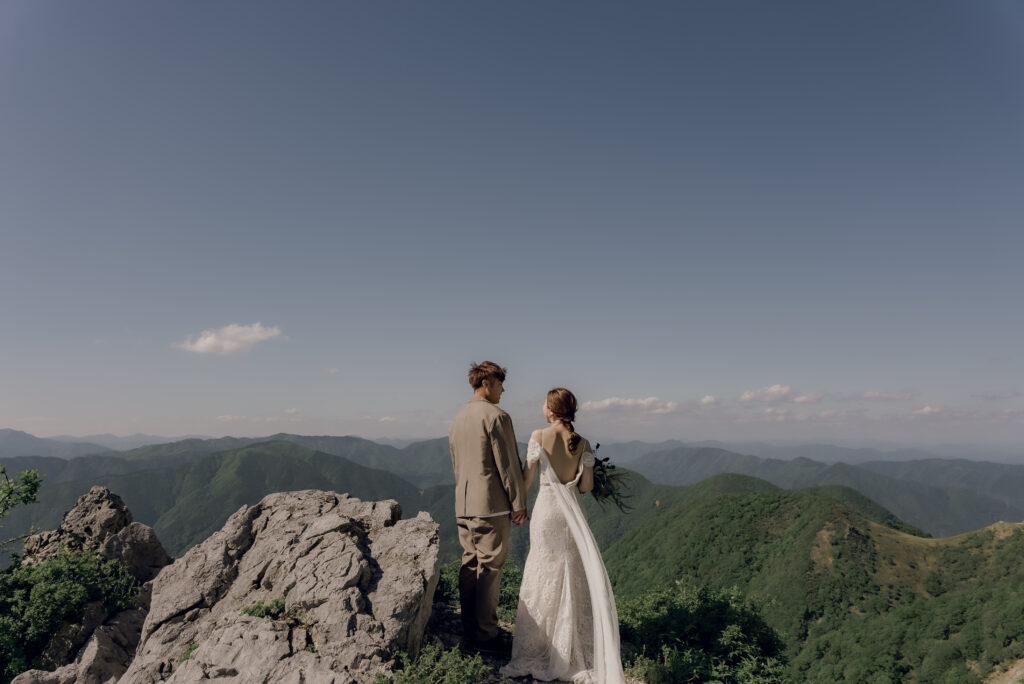 結婚式前撮りおすすめスポット｜滋賀県・伊吹山で大自然に包まれるフォトウェディング