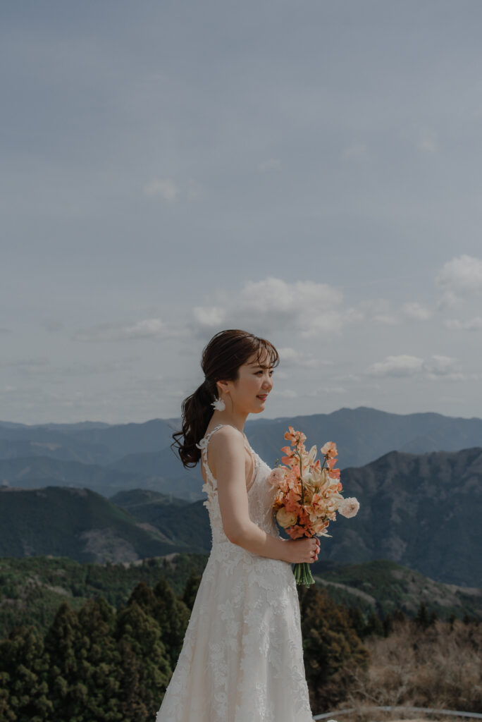 ✴︎ここあ　ブーケ　花冠　ブートニア結婚式　前撮り✴︎ Amazon｜「結婚式ブーケ ブートニアセット」40～43×30～33cm