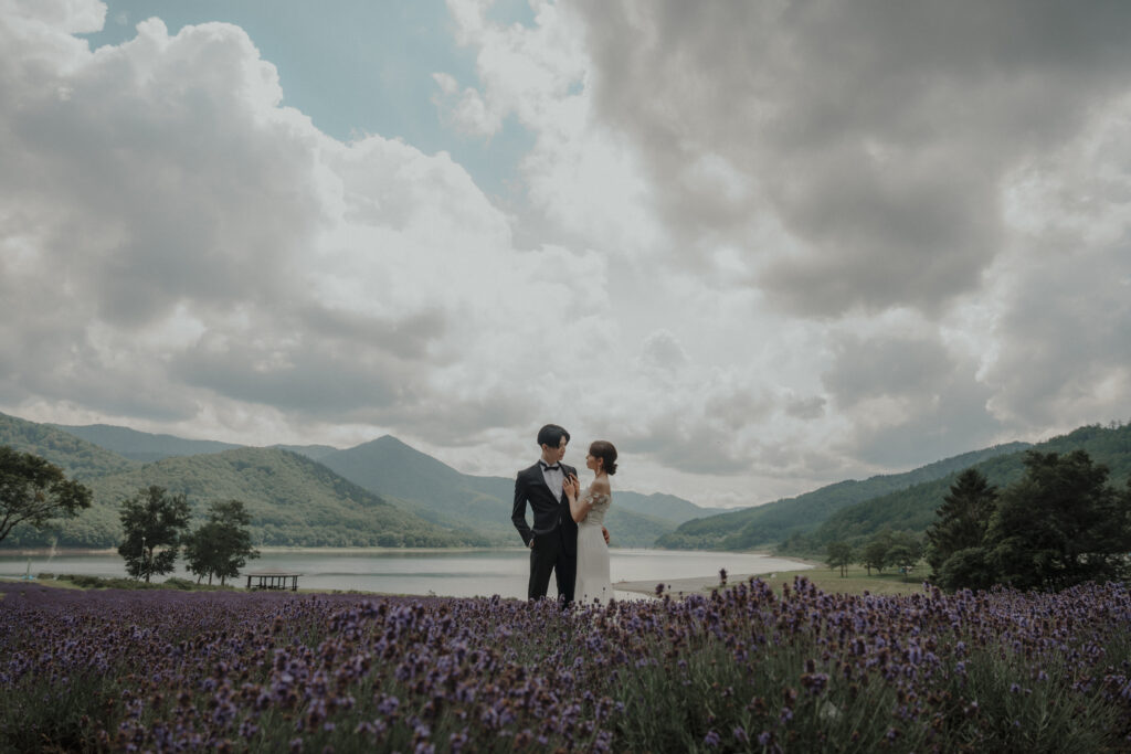 北海道で色彩豊かな自然を楽しむロケーションフォト｜結婚式前撮りおすすめスポット