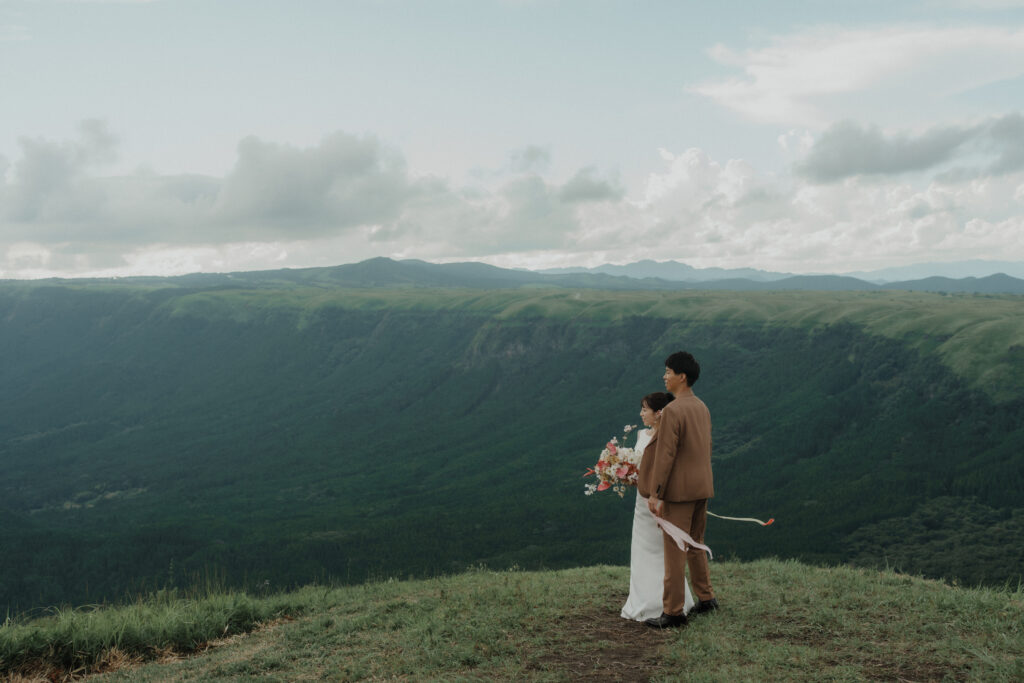 熊本県・阿蘇でゆったりと自然を感じるロケーションフォト｜結婚式前撮りおすすめスポット