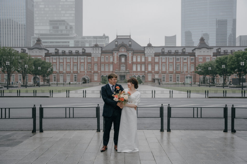 東京駅・丸の内でおしゃれなストリートスナップ風ロケーションフォト｜結婚式前撮りおすすめスポット